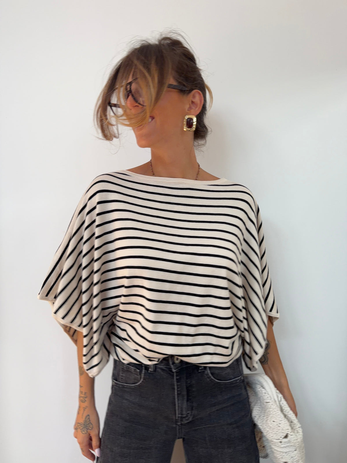 Pull léger rayé manches papillon - beige et noir