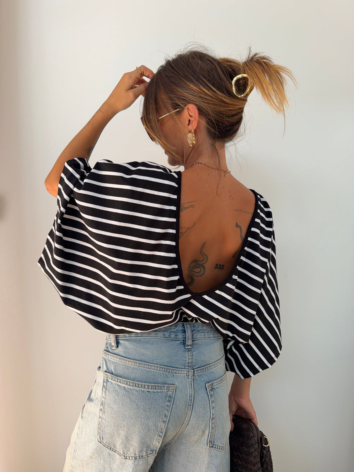 T-shirt dos nu V - noir rayé blanc