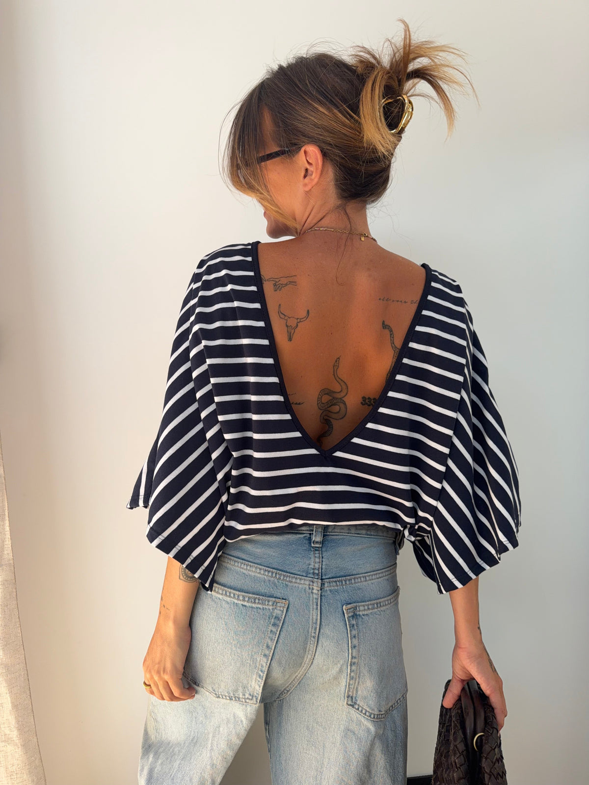 T-shirt dos nu V - bleu rayé blanc